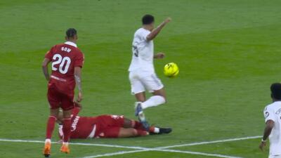 اخراج بازیکن سویا پس از دریافت کارت زرد دوم مقابل رئال مادرید