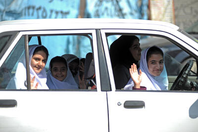 فردا ادارات و مدارس با تأخیر آغاز به کار می‌کنند