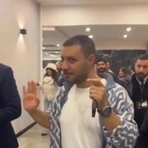  جواد عزتی در جشن حافظ: «دستمو ول کنید، خودم می‌رم» +فیلم