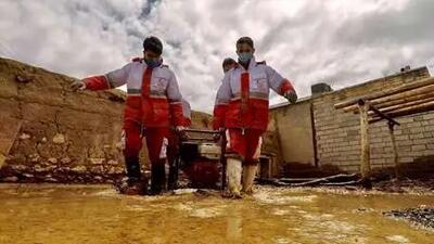  لحظات دلهره‌آور نجات راننده گرفتار در سیلاب کهنوج با تلاش امدادگران هلال احمر + فیلم