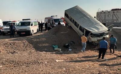 ۱۱ دانش‌آموز بر اثر انحراف مینی‌بوس از جاده در گرمسار مصدوم شدند + عکس