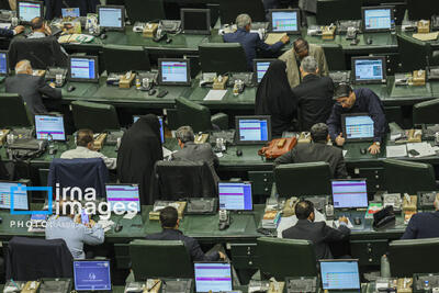 نماینده الیگودرز: وزیر اقتصاد و رئیس کل بانک مرکزی درباره گرانی‌ها پاسخ دهند