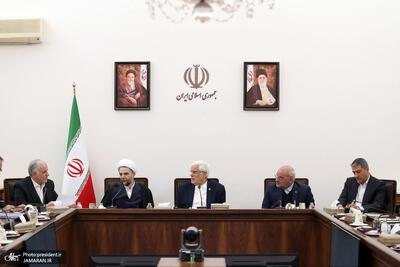  ارائه گزارش اقدامات و برنامه‌های دولت برای مدیریت و کنترل بازار ارز در جلسه مشترک معاونان اول قوای قضاییه و مجریه/ عارف: دولت با همفکری و همکاری سایر قوا بدنبال حل مسائل معیشتی و پیروزی در برابر جنگ اقتصادی دشمنان است/ خلیلی: قوه قضاییه در کنار دولت است