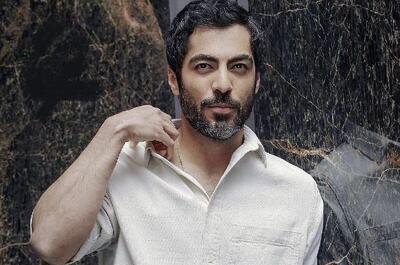  استایل کژوال نوید پورفرج بازیگر سریال بامداد خمار در جشن حافظ 1404