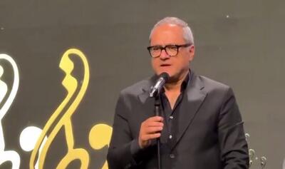  ببینید | دردسر رامبد جوان با میکروفون در جشنواره حافظ