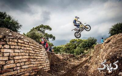 روایت قهرمان موتورسواری از ماجرای سقوط دسته‌جمعی موتورسواران زن | به خط پایان رسیدند! - مجله اینترنتی کولاک