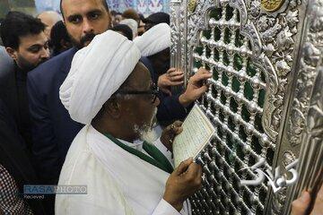 تصاویری از حضور رهبر شیعیان نیجریه در حرم حضرت معصومه(س)/ زیارت خوانی شیخ کنار ضریح - مجله اینترنتی کولاک