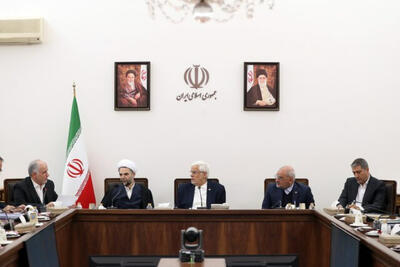 عارف: دولت با همکاری سایر قوا به دنبال حل مسائل معیشتی مردم است