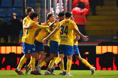 گلِ ۹۰ دقیقه‌ای وسترلو با امضای اللهیار؛ فرار نفس‌گیر از رقیب مستقیم - پارس فوتبال