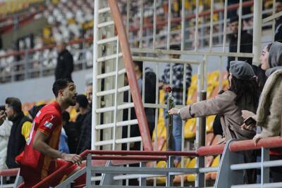 قرار عاشقانه بازیکن فولاد و همسرش در ورزشگاه فولاد آرنا / عکس - پارس فوتبال