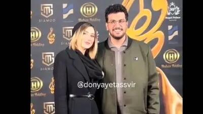 فیلم / شوخی های امیرحسین قیاسی بعد جایزه جشن حافظ / شیطنت با همسرش و تشکر غش خنده از مادر ش ....