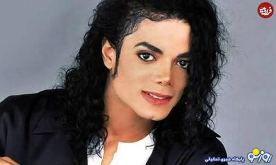  مایکل جکسون در حال بریدن کیک خانوادگی