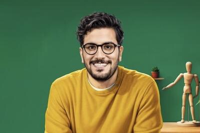 ویدئو | شوخی امیرحسین قیاسی با جایزه‌گرفتنش در جشن حافظ