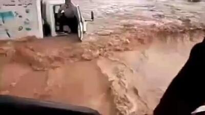لحظات دلهره آور گرفتاری راننده کامیون کرمانی در سیل+ ویدئو