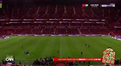 رونمایی اشرف حکیمی از توپ طلای آفریقا+ ویدئو