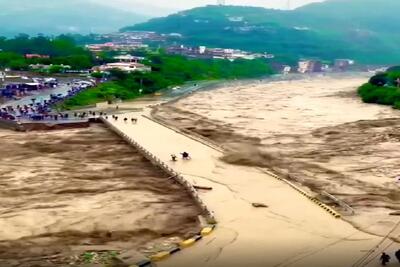  معماری طبیعت؛ سیلاب شده 200 نفر آدم اونور پل جرئت ندارن رد بشن