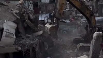  علیرغم کمبود تجهیزات تخصصی، تیم‌های دفاع مدنی کار خود را برای بیرون کشیدن اجساد از زیر آوار خانه‌های ویران شده توسط نیروهای اسرائیلی در طول جنگ علیه نوار غزه آغاز کردند