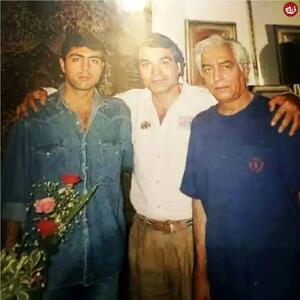 فردین در مغازه‌اش کنار پسرش سیاوش و رضا صفایی‌پور