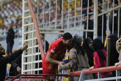 قرار عاشقانه بازیکن فولاد و همسرش در ورزشگاه فولاد آرنا / عکس