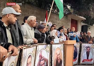 اجتماع خانواده‌های اسرا و شهدای غزه مقابل مقر صلیب سرخ: فرزندانمان را به ما برگردانید! - تسنیم