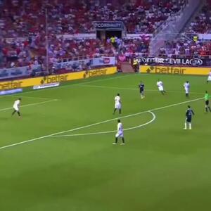 هنر نمایی رونالدو در زمین فوتبال+ویدئو