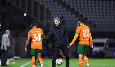 یک استقلالی استخوان در گلوی پرسپولیس