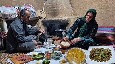  غذای روستایی در ایران؛ پخت آش دوغ سنتی روی آتش (فیلم)