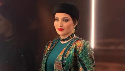 تجلی هنر و اصالت ایرانی؛ «بهنوش طباطبایی» با ردای سوزن‌دوزی در جشن حافظ ۲۴ (فیلم)