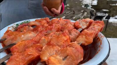  طرز پخت ماهی خاویاری روی آتش در هوای برفی آذربایجان (فیلم)