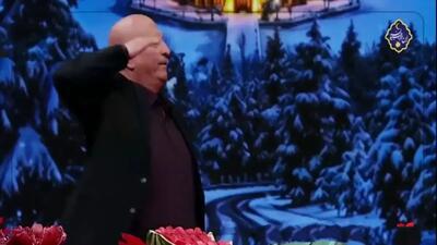  احترام نظامی مسعود روشن‌پژوه به هادی حجازی‌فر در برنامه یلدا (فیلم)