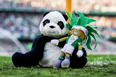 زمین فوتبال زیر باران عروسک‌ها در آستانه کریسمس