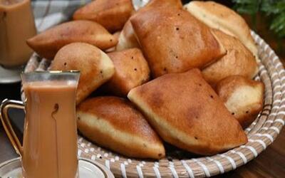  طرز تهیه چای خامه ای ادویه دار با نان سرخ شده ی نرم یمنی