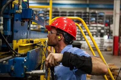 گرانی لحظه‌ای قیمت کالاهای اساسی/افزایش حقوق کارگران اولویت دولت نیست