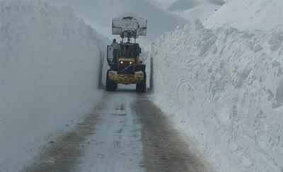 ویدیو / برف‌روبی گردنه گله‌بادوش الیگودرز؛ ارتفاع برف به ۳ متر رسید