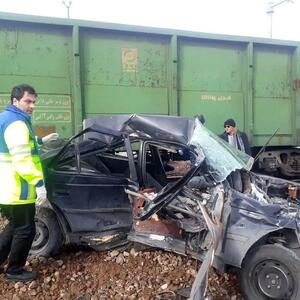 حادثه برخورد قطار با خودرو در شازند؛ مصدوم ۲۴ ساله به بیمارستان اراک منتقل شد