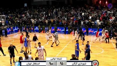 ثانیه‌های نفس‌گیر و پایانی بازی بسکتبال شهرداری گرگان با استقلال تهران که با پیروزی تیم گرگانی به پایان رسید