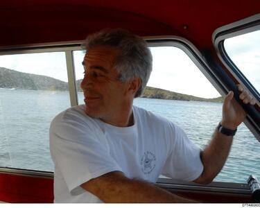 بازگردانی عکس ترامپ در اسناد اپستین؛ عقب‌نشینی وزارت دادگستری آمریکا زیر فشار انتقادها