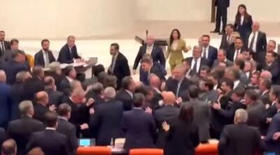 زد و خورد نمایندگان در مجلس کبیر ترکیه هنگام بررسی بودجه ۲۰۲۶ / ویدئو