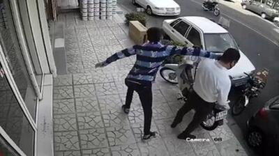  ببینید | سـرقت گوشی آیـفون از یک دختر جوان در محله خانی‌آباد نو