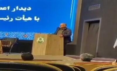  ببینید | استاد دانشگاه اصفهان: گریه کنیم اینجا؟ گریه کنیم دولت می‌فهمد که ما بدبخت شده‌ایم؟