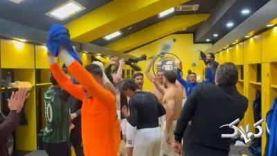 ورود مهدی رحمتی با فریاد به وسط رقص خیبری‌ها در رختکن + ویدئو - مجله اینترنتی کولاک