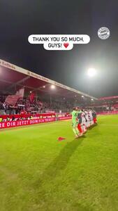 ویدئو: خوشحالی بازیکنان و کادر فنی بایرن مونیخ با هواداران - پارس فوتبال