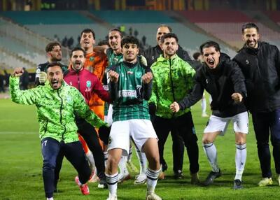 استقبال هواداران از اعضای تیم خیبر خرم‌آباد در فرودگاه پس از برد برابر سپاهان