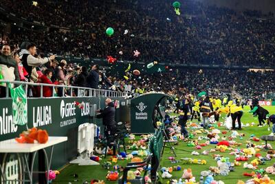 بارش عروسک‌ها در بنیتو ویامارین؛ رسم سالانه هواداران رئال بتیس برای کودکان محروم - پارس فوتبال