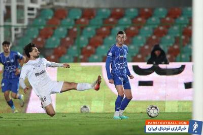 یاسر آسانی ستاره استقلال تصویری در کنار همسرش منتشر کرده است