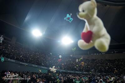 بارش اسباب‌بازی در ورزشگاه؛ فوتبال در خدمت مهربانی +تصاویر و ویدیو - پارس فوتبال