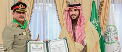  عربستان سعودی به فرمانده ارتش پاکستان نشان عالی افتخار اعطا کرد+ عکس