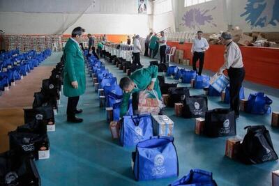 توزیع ۱۵۰۰ بسته یلدایی بین کودکان بی سرپرست توسط بنیاد کرامت رضوی