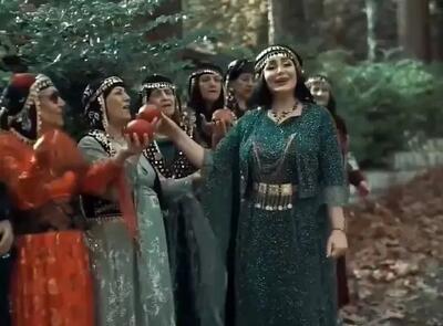  آواز محلی؛ ترانه سرایی مادران کرمانشاهی با لباسای محلیشون نمیدونم چی میگن ولی چه نازن