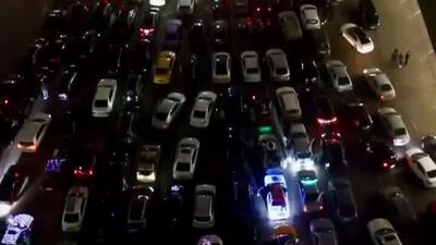  در یکی از خیابان های مسکو درخت کریسمس خودرویی روشن شد